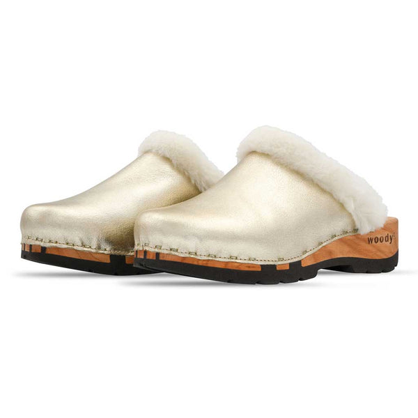[Gold] Marie gefütterter Damen Clog, gefütterte Pantoletten. Holzclogs mit beigsamer Holz Sohle kaufen marie, gefütterter damen clog mit biegsamer nachhaltiger holzsohle, lammfellfutter und kragen, farbe: gold, holzclogs woody, woody schuhe, woody shoes, handgemachte holzschuhe aus österreich, kärnten