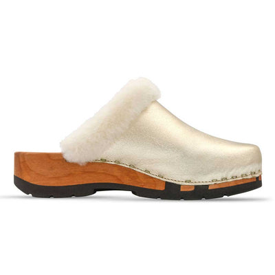 [Gold] Marie gefütterter Damen Clog, gefütterte Pantoletten. Holzclogs mit beigsamer Holz Sohle kaufen marie, gefütterter damen clog mit biegsamer nachhaltiger holzsohle, lammfellfutter und kragen, farbe: gold, holzclogs woody, woody schuhe, woody shoes, handgemachte holzschuhe aus österreich, kärnten