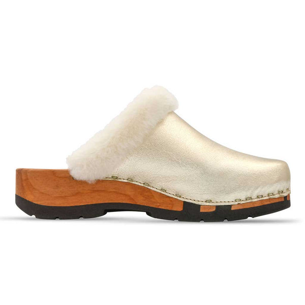 [Gold] Marie gefütterter Damen Clog, gefütterte Pantoletten. Holzclogs mit beigsamer Holz Sohle kaufen marie, gefütterter damen clog mit biegsamer nachhaltiger holzsohle, lammfellfutter und kragen, farbe: gold, holzclogs woody, woody schuhe, woody shoes, handgemachte holzschuhe aus österreich, kärnten