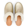 [Gold] Marie gefütterter Damen Clog, gefütterte Pantoletten. Holzclogs mit beigsamer Holz Sohle kaufen marie, gefütterter damen clog mit biegsamer nachhaltiger holzsohle, lammfellfutter und kragen, farbe: gold, holzclogs woody, woody schuhe, woody shoes, handgemachte holzschuhe aus österreich, kärnten