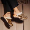 [Leopard] Marie gefütterter Damen Clogs, gefütterte Pantoletten. Holzclogs mit beigsamer Holz Sohle kaufen marie, gefütterter damen clog mit biegsamer nachhaltiger holzsohle, lammfellfutter und kragen, farbe: leopard (druck), holzclogs woody, woody schuhe, woody shoes, handgemachte holzschuhe aus österreich, kärnten