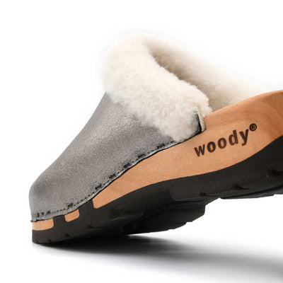 [Titan] Marie gefütterter Damen Clog, gefütterte Pantoletten. Holzclogs mit beigsamer Holz Sohle kaufen marie, gefütterter damen clog mit biegsamer nachhaltiger holzsohle, lammfellfutter und kragen, farbe: titan, holzclogs woody, woody schuhe, woody shoes, handgemachte holzschuhe aus österreich, kärnten