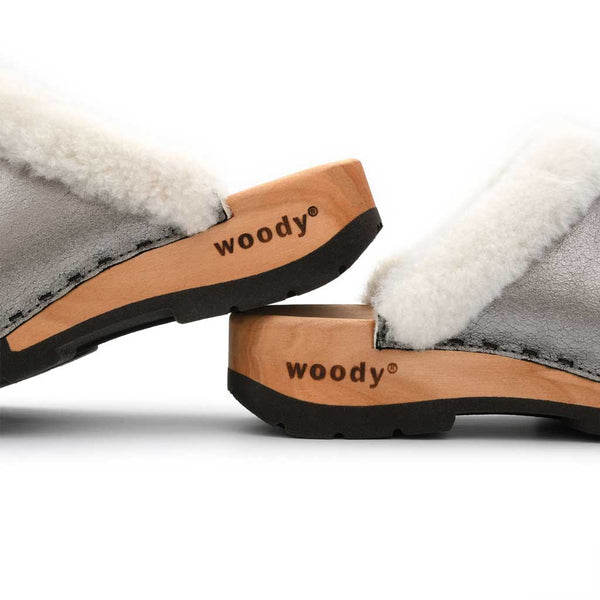 [Titan] Marie gefütterter Damen Clog, gefütterte Pantoletten. Holzclogs mit beigsamer Holz Sohle kaufen marie, gefütterter damen clog mit biegsamer nachhaltiger holzsohle, lammfellfutter und kragen, farbe: titan, holzclogs woody, woody schuhe, woody shoes, handgemachte holzschuhe aus österreich, kärnten