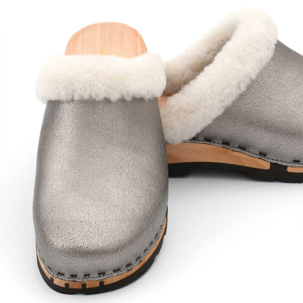 [Titan] Marie gefütterter Damen Clog, gefütterte Pantoletten. Holzclogs mit beigsamer Holz Sohle kaufen marie, gefütterter damen clog mit biegsamer nachhaltiger holzsohle, lammfellfutter und kragen, farbe: titan, holzclogs woody, woody schuhe, woody shoes, handgemachte holzschuhe aus österreich, kärnten