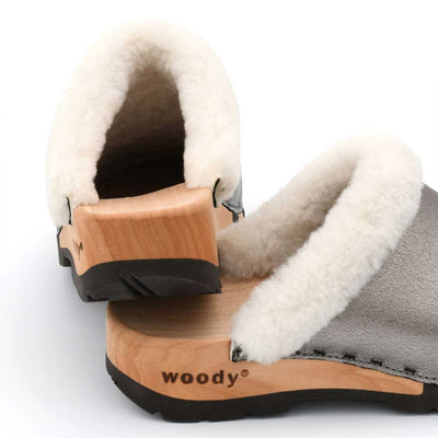 [Titan] Marie gefütterter Damen Clog, gefütterte Pantoletten. Holzclogs mit beigsamer Holz Sohle kaufen marie, gefütterter damen clog mit biegsamer nachhaltiger holzsohle, lammfellfutter und kragen, farbe: titan, holzclogs woody, woody schuhe, woody shoes, handgemachte holzschuhe aus österreich, kärnten