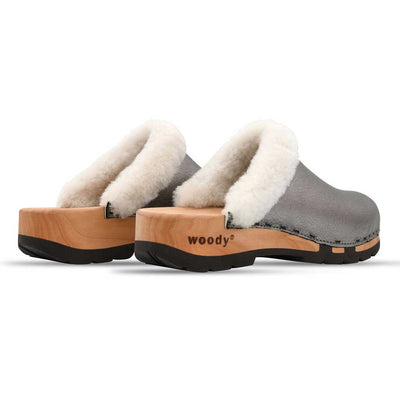 [Titan] Marie gefütterter Damen Clog, gefütterte Pantoletten. Holzclogs mit beigsamer Holz Sohle kaufen marie, gefütterter damen clog mit biegsamer nachhaltiger holzsohle, lammfellfutter und kragen, farbe: titan, holzclogs woody, woody schuhe, woody shoes, handgemachte holzschuhe aus österreich, kärnten