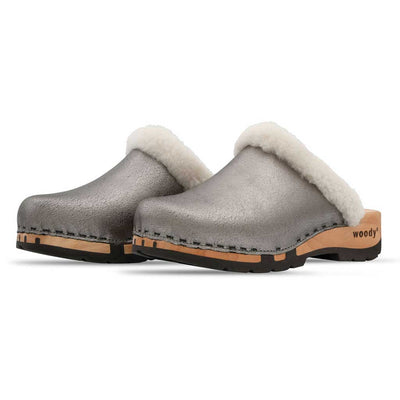 [Titan] Marie gefütterter Damen Clog, gefütterte Pantoletten. Holzclogs mit beigsamer Holz Sohle kaufen marie, gefütterter damen clog mit biegsamer nachhaltiger holzsohle, lammfellfutter und kragen, farbe: titan, holzclogs woody, woody schuhe, woody shoes, handgemachte holzschuhe aus österreich, kärnten