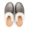 [Titan] Marie gefütterter Damen Clog, gefütterte Pantoletten. Holzclogs mit beigsamer Holz Sohle kaufen marie, gefütterter damen clog mit biegsamer nachhaltiger holzsohle, lammfellfutter und kragen, farbe: titan, holzclogs woody, woody schuhe, woody shoes, handgemachte holzschuhe aus österreich, kärnten