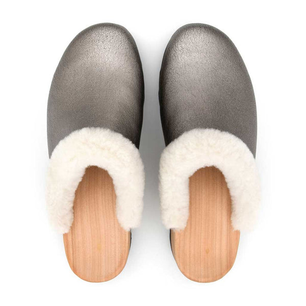 [Titan] Marie gefütterter Damen Clog, gefütterte Pantoletten. Holzclogs mit beigsamer Holz Sohle kaufen marie, gefütterter damen clog mit biegsamer nachhaltiger holzsohle, lammfellfutter und kragen, farbe: titan, holzclogs woody, woody schuhe, woody shoes, handgemachte holzschuhe aus österreich, kärnten