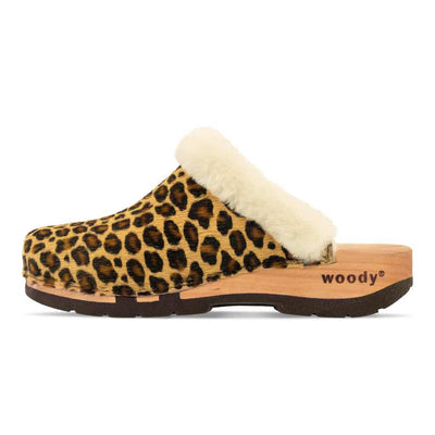 [Leopard] Marie gefütterter Damen Clogs, gefütterte Pantoletten. Holzclogs mit beigsamer Holz Sohle kaufen marie, gefütterter damen clog mit biegsamer nachhaltiger holzsohle, lammfellfutter und kragen, farbe: leopard (druck), holzclogs woody, woody schuhe, woody shoes, handgemachte holzschuhe aus österreich, kärnten