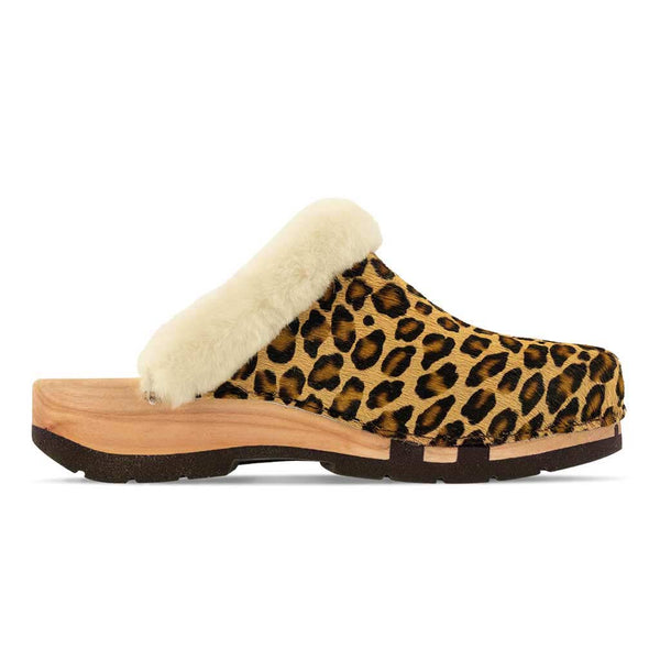 [Leopard] Marie gefütterter Damen Clogs, gefütterte Pantoletten. Holzclogs mit beigsamer Holz Sohle kaufen marie, gefütterter damen clog mit biegsamer nachhaltiger holzsohle, lammfellfutter und kragen, farbe: leopard (druck), holzclogs woody, woody schuhe, woody shoes, handgemachte holzschuhe aus österreich, kärnten