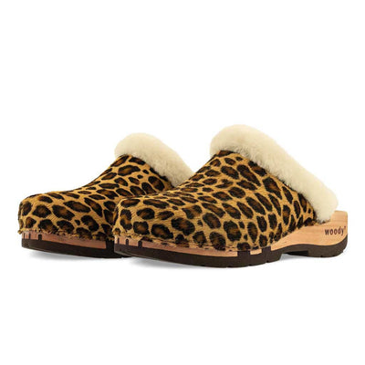 [Leopard] Marie gefütterter Damen Clogs, gefütterte Pantoletten. Holzclogs mit beigsamer Holz Sohle kaufen marie, gefütterter damen clog mit biegsamer nachhaltiger holzsohle, lammfellfutter und kragen, farbe: leopard (druck), holzclogs woody, woody schuhe, woody shoes, handgemachte holzschuhe aus österreich, kärnten