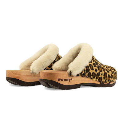 [Leopard] Marie gefütterter Damen Clogs, gefütterte Pantoletten. Holzclogs mit beigsamer Holz Sohle kaufen marie, gefütterter damen clog mit biegsamer nachhaltiger holzsohle, lammfellfutter und kragen, farbe: leopard (druck), holzclogs woody, woody schuhe, woody shoes, handgemachte holzschuhe aus österreich, kärnten