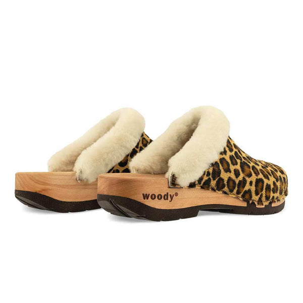 [Leopard] Marie gefütterter Damen Clogs, gefütterte Pantoletten. Holzclogs mit beigsamer Holz Sohle kaufen marie, gefütterter damen clog mit biegsamer nachhaltiger holzsohle, lammfellfutter und kragen, farbe: leopard (druck), holzclogs woody, woody schuhe, woody shoes, handgemachte holzschuhe aus österreich, kärnten