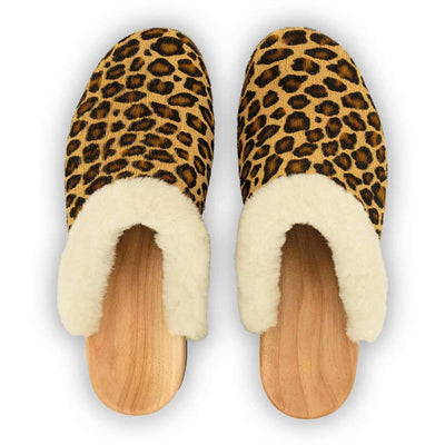 [Leopard] Marie gefütterter Damen Clogs, gefütterte Pantoletten. Holzclogs mit beigsamer Holz Sohle kaufen marie, gefütterter damen clog mit biegsamer nachhaltiger holzsohle, lammfellfutter und kragen, farbe: leopard (druck), holzclogs woody, woody schuhe, woody shoes, handgemachte holzschuhe aus österreich, kärnten