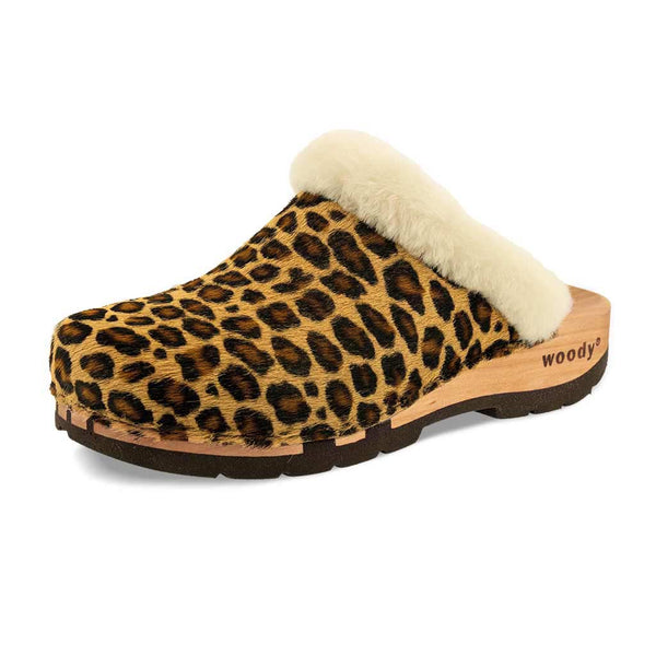 [Leopard] Marie gefütterter Damen Clogs, gefütterte Pantoletten. Holzclogs mit beigsamer Holz Sohle kaufen marie, gefütterter damen clog mit biegsamer nachhaltiger holzsohle, lammfellfutter und kragen, farbe: leopard (druck), holzclogs woody, woody schuhe, woody shoes, handgemachte holzschuhe aus österreich, kärnten