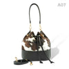 woody Mia Damen-Beuteltasche aus Fell Natur-Schwarz, Frontansicht