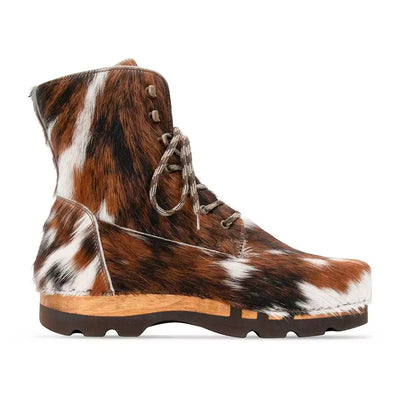 Pascal Fell Herren Clog Stiefel in Sonderedition woody® mit braun-weißer Felloptik und biegsamer Sohle.
