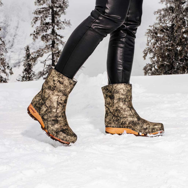 [Noirgold] Nena Damen Clog Stiefelette mit biegsamer nachhaltiger holzsohle, holzclogs woody schuhe, woody shoes, handgemachte holzschuhe aus österreich kärnten, farbe: noirgold (gold mit schwarzen cracks)