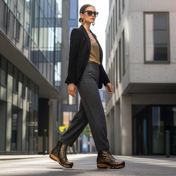 [Noirgold] Olga Damen Clog Stiefelette mit biegsamer nachhaltiger holzsohle, holzclogs woody, woody schuhe, woody shoes, handgemachte holzschuhe aus österreich, kärnten, farbe: noirgold (gold mit schwarzen cracks)