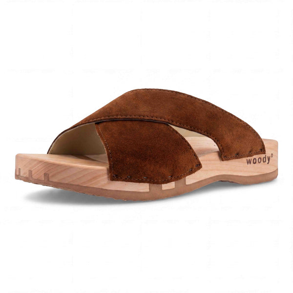 woody Mila Damen-Pantolette in Hazelnut, Seitenansicht mit Lederriemen und Holzsohle - handgefertigt in Oesterreich