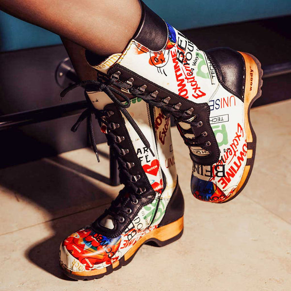 [Showtime] Ramona Clog Stiefel von woody Schuhe. Damen Stiefel mit hohem Schaft bestellen. Holzclog Stiefel. Holzstiefel. Stiefel für Damen handgemacht. Handgemachte Stiefel kaufen., farbe: showtime (multicolor-print)