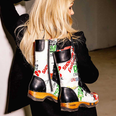[Showtime] Ramona Clog Stiefel von woody Schuhe. Damen Stiefel mit hohem Schaft bestellen. Holzclog Stiefel. Holzstiefel. Stiefel für Damen handgemacht. Handgemachte Stiefel kaufen., farbe: showtime (multicolor-print)