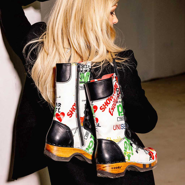 [Showtime] Ramona Clog Stiefel von woody Schuhe. Damen Stiefel mit hohem Schaft bestellen. Holzclog Stiefel. Holzstiefel. Stiefel für Damen handgemacht. Handgemachte Stiefel kaufen., farbe: showtime (multicolor-print)