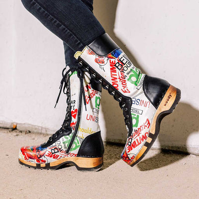 [Showtime] Ramona Clog Stiefel von woody Schuhe. Damen Stiefel mit hohem Schaft bestellen. Holzclog Stiefel. Holzstiefel. Stiefel für Damen handgemacht. Handgemachte Stiefel kaufen., farbe: showtime (multicolor-print)