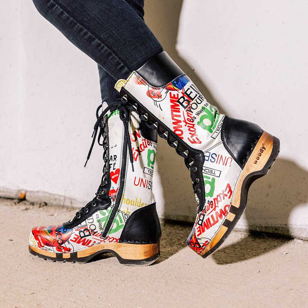 [Showtime] Ramona Clog Stiefel von woody Schuhe. Damen Stiefel mit hohem Schaft bestellen. Holzclog Stiefel. Holzstiefel. Stiefel für Damen handgemacht. Handgemachte Stiefel kaufen., farbe: showtime (multicolor-print)