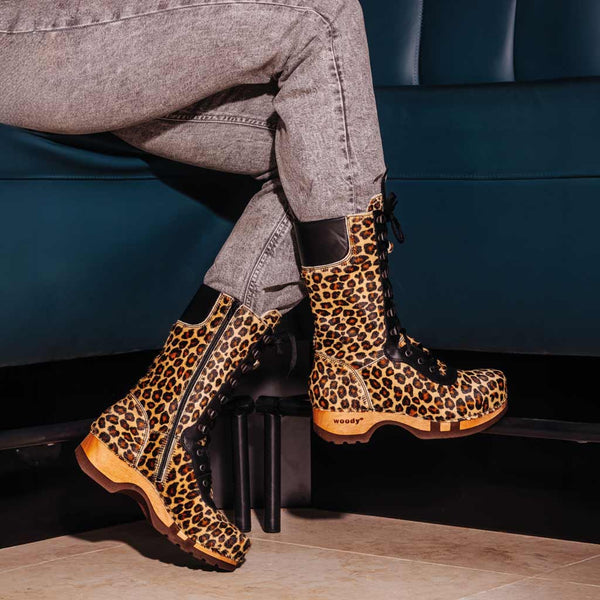 [Leopard-Schwarz] Ramona Fell Damen Clog Stiefel im Leopard Design. Holzschuhe Damen, Damenstiefel clogs damen ramona fell, farbe: leopard (print). stiefel, winterclog, winterclogs. damenstiefel clogs weiss. damen fellschuhe bestellen, fellclogs, weisse fellstiefel mit holzschuhe, holzclogs fell kaufen.