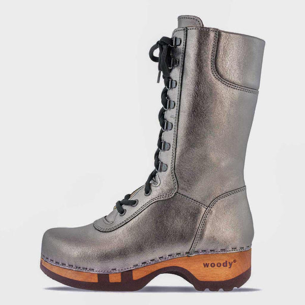 [Titan] Ramona Clog Stiefel von woody Schuhe. Damen Stiefel mit hohem Schaft bestellen. Holzclog Stiefel. Holzstiefel. Stiefel für Damen handgemacht. Handgemachte Stiefel kaufen., farbe: titan