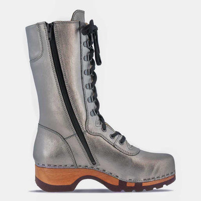 [Titan] Ramona Clog Stiefel von woody Schuhe. Damen Stiefel mit hohem Schaft bestellen. Holzclog Stiefel. Holzstiefel. Stiefel für Damen handgemacht. Handgemachte Stiefel kaufen., farbe: titan