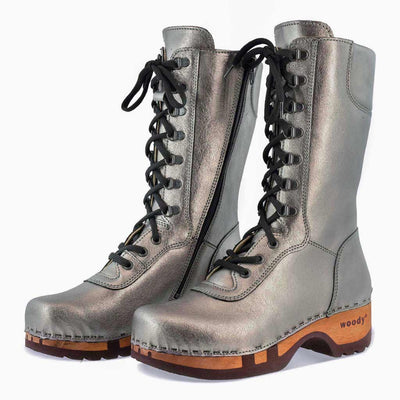 [Titan] Ramona Clog Stiefel von woody Schuhe. Damen Stiefel mit hohem Schaft bestellen. Holzclog Stiefel. Holzstiefel. Stiefel für Damen handgemacht. Handgemachte Stiefel kaufen., farbe: titan