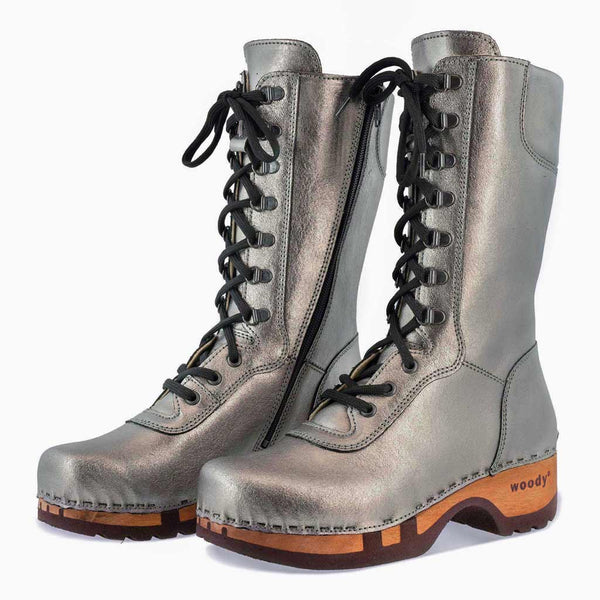 [Titan] Ramona Clog Stiefel von woody Schuhe. Damen Stiefel mit hohem Schaft bestellen. Holzclog Stiefel. Holzstiefel. Stiefel für Damen handgemacht. Handgemachte Stiefel kaufen., farbe: titan