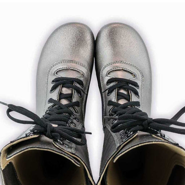[Titan] Ramona Clog Stiefel von woody Schuhe. Damen Stiefel mit hohem Schaft bestellen. Holzclog Stiefel. Holzstiefel. Stiefel für Damen handgemacht. Handgemachte Stiefel kaufen., farbe: titan