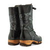 [Coraflor Silber] Ramona Clog Stiefel von woody Schuhe. Damen Stiefel mit hohem Schaft bestellen. Holzclog Stiefel. Holzstiefel. Stiefel für Damen handgemacht. Handgemachte Stiefel kaufen., farbe: coraflor silver (schwarz mit silbernem Blumendruck)