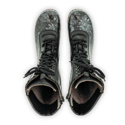 [Coraflor Silber] Ramona Clog Stiefel von woody Schuhe. Damen Stiefel mit hohem Schaft bestellen. Holzclog Stiefel. Holzstiefel. Stiefel für Damen handgemacht. Handgemachte Stiefel kaufen., farbe: coraflor silver (schwarz mit silbernem Blumendruck)
