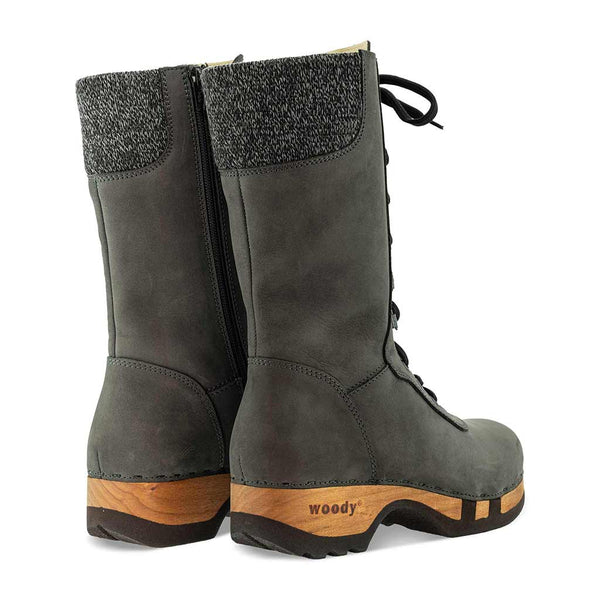 [Grigio] Ramona Clog Stiefel von woody Schuhe. Damen Stiefel mit hohem Schaft bestellen. Holzclog Stiefel. Holzstiefel. Stiefel für Damen handgemacht. Handgemachte Stiefel kaufen., farbe: grigioRamona von woody Schuhe. Damen Stiefel mit hohem Schaft bestellen. Holzclog Stiefel. Holzstiefel. Stiefel für Damen handgemacht. Handgemachte Stiefel kaufen., farbe: grigio (grau)