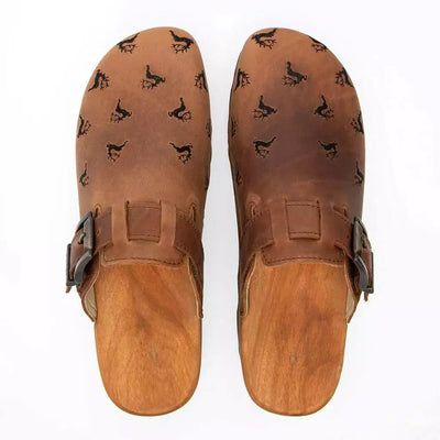 [Tabacco] Roderich Herren Clog mit Stick hirsche streumuster für herren, biegsame nachhaltige holzsohle, farbe: olivia, holzclogs woody, woody schuhe, woody shoes, handgemachte holzschuhe aus österreich, kärnten