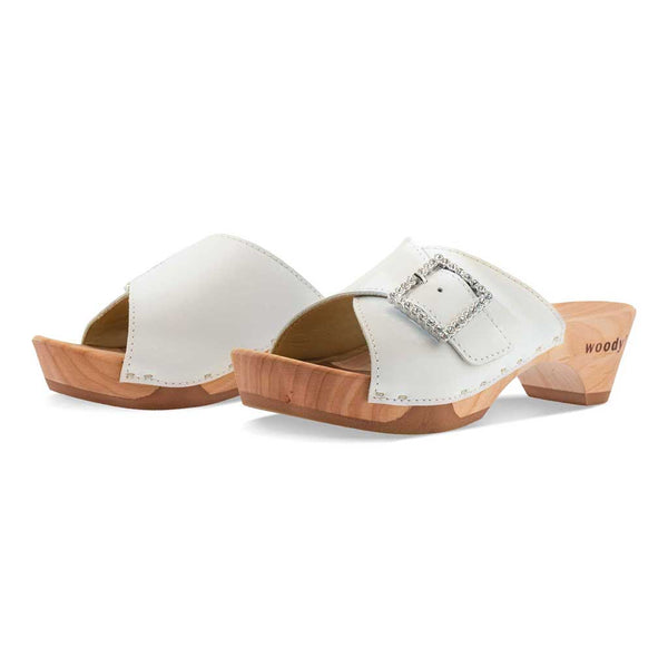 [Weiss mit Schmuck] Romina Damen Clog Pantolette mit Zierschnalle – elegant, mit biegsamer Sohle – Farbe: weiss mit silberner Schnalle (strassbesetzt)
