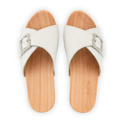 [Weiss mit Schmuck] Romina Damen Clog Pantolette mit Zierschnalle – elegant, mit biegsamer Sohle – Farbe: weiss mit silberner Schnalle (strassbesetzt)