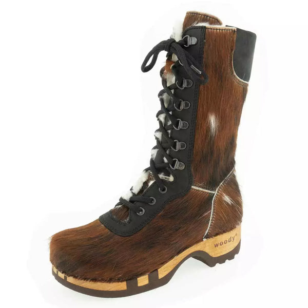 [Natur Fell] Rosanna Fell Damen Clog Stiefel von woody Schuhe. Damen Stiefel mit hohem Schaft bestellen. Holzclog Stiefel. Holzstiefel. Stiefel für Damen handgemacht. Handgemachte Stiefel kaufen. - farbe natur fell. Kuhfellstiefel woody. kuhfell clogs