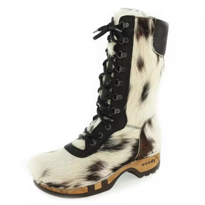 [Natur Fell] Rosanna Fell Damen Clog Stiefel von woody Schuhe. Damen Stiefel mit hohem Schaft bestellen. Holzclog Stiefel. Holzstiefel. Stiefel für Damen handgemacht. Handgemachte Stiefel kaufen. - farbe natur fell. Kuhfellstiefel woody. kuhfell clogs