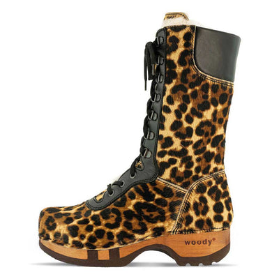 [Ghepardo] Rosanna Fell Damen Clog Stiefel von woody Schuhe. Damen Stiefel mit hohem Schaft bestellen. Holzclog Stiefel. Holzstiefel. Stiefel für Damen handgemacht. Handgemachte Stiefel kaufen. - farb: gheparo (animalprint)