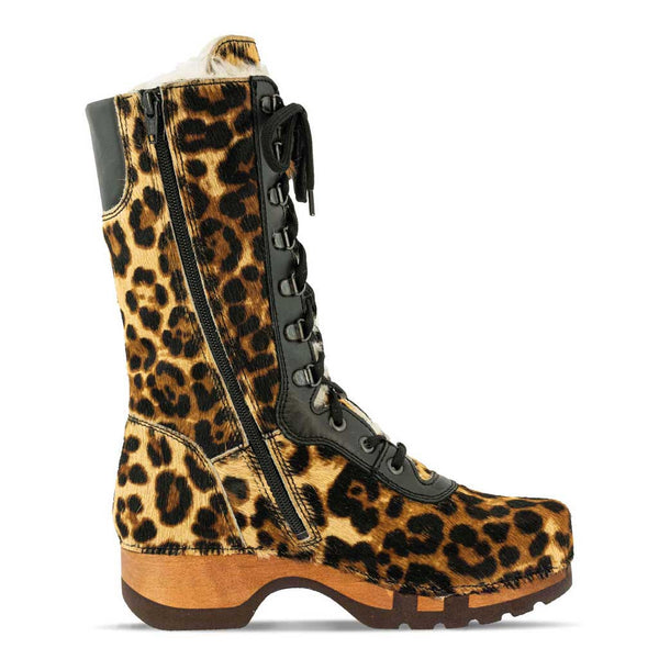 [Ghepardo] Rosanna Fell Damen Clog Stiefel von woody Schuhe. Damen Stiefel mit hohem Schaft bestellen. Holzclog Stiefel. Holzstiefel. Stiefel für Damen handgemacht. Handgemachte Stiefel kaufen. - farb: ghepardo (animalprint)