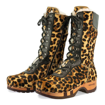 [Ghepardo] Rosanna Fell Damen Clog Stiefel von woody Schuhe. Damen Stiefel mit hohem Schaft bestellen. Holzclog Stiefel. Holzstiefel. Stiefel für Damen handgemacht. Handgemachte Stiefel kaufen. - farb: gheparo (animalprint)