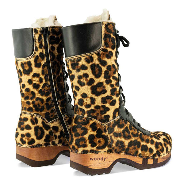[Ghepardo] Rosanna Fell Damen Clog Stiefel von woody Schuhe. Damen Stiefel mit hohem Schaft bestellen. Holzclog Stiefel. Holzstiefel. Stiefel für Damen handgemacht. Handgemachte Stiefel kaufen. - farb: gheparo (animalprint)