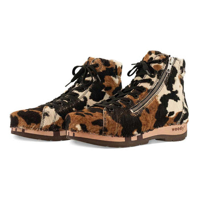 [Fell Kombi] Roxy Fell Damen Sneaker, clog sneakers für damen mit hohem schaft und biegsamer nachhaltiger holzsohle, farbe: fell kombi (kuh-print-design), holzclogs woody, woody schuhe, woody shoes, handgemachte holzschuhe aus österreich, kärnten