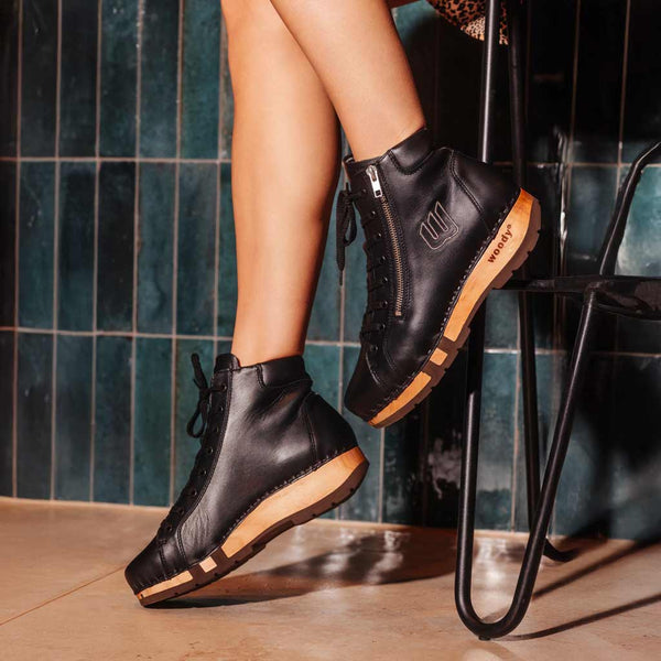 [Schwarz] Roxy Damen Clog Sneaker mit hohem schaft und biegsamer nachhaltiger holzsohle, farbe: schwarz (glattleder), holzclogs woody, woody schuhe, woody shoes, handgemachte holzschuhe aus österreich, kärnten